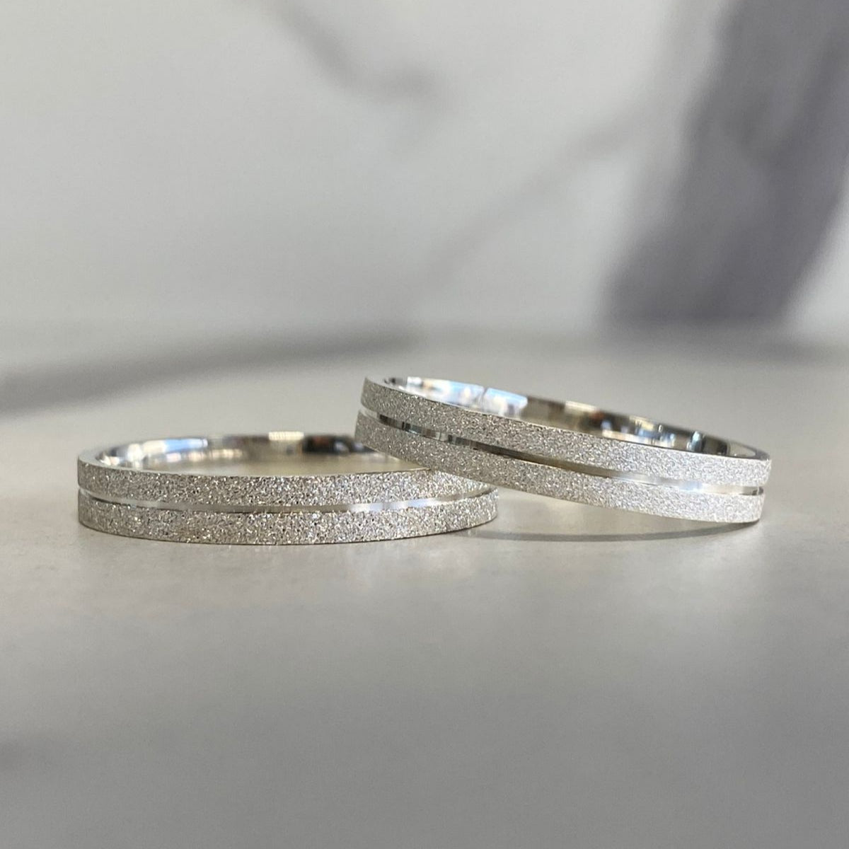 Aliança diamantada fio central