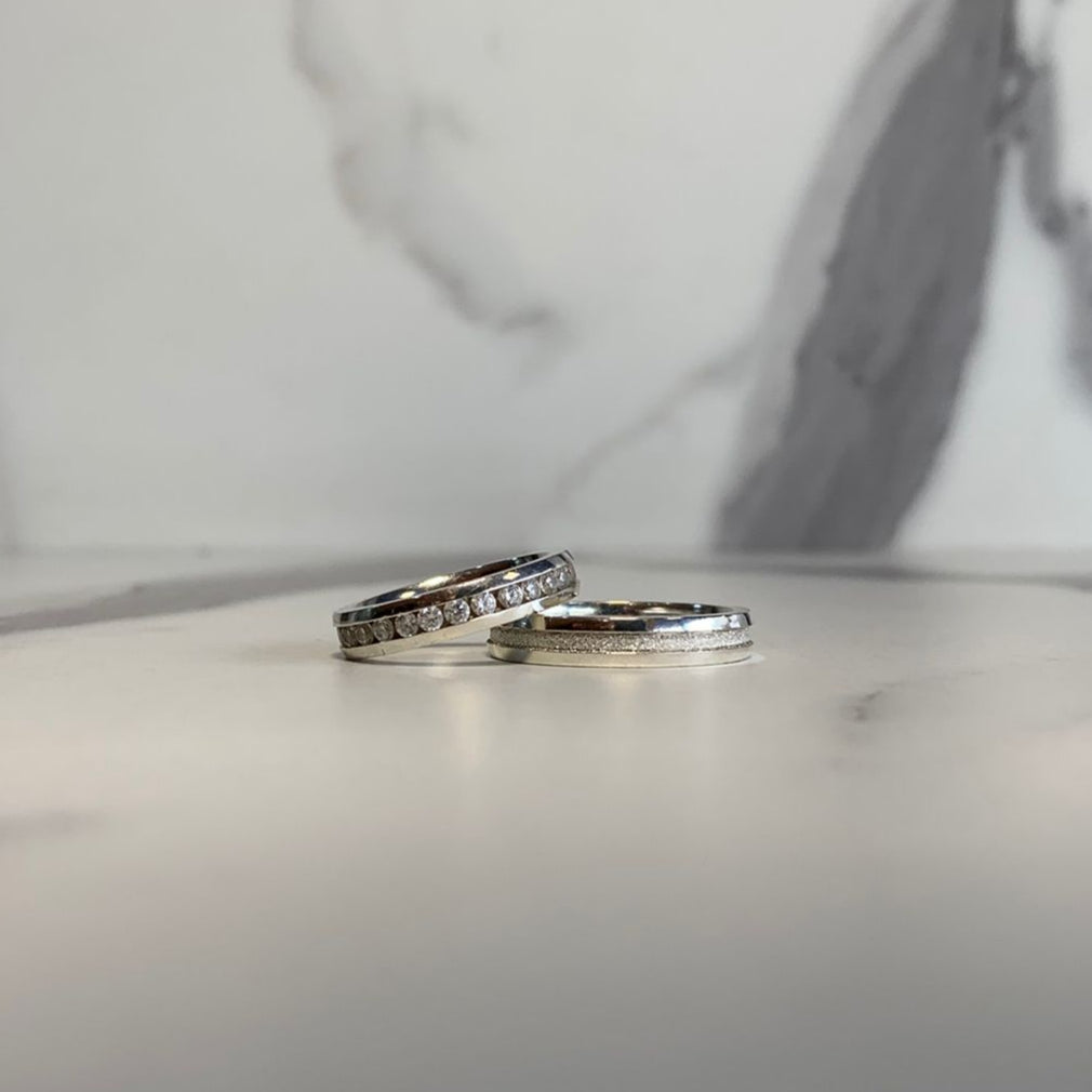 Aliança abaulada fio central cravejado