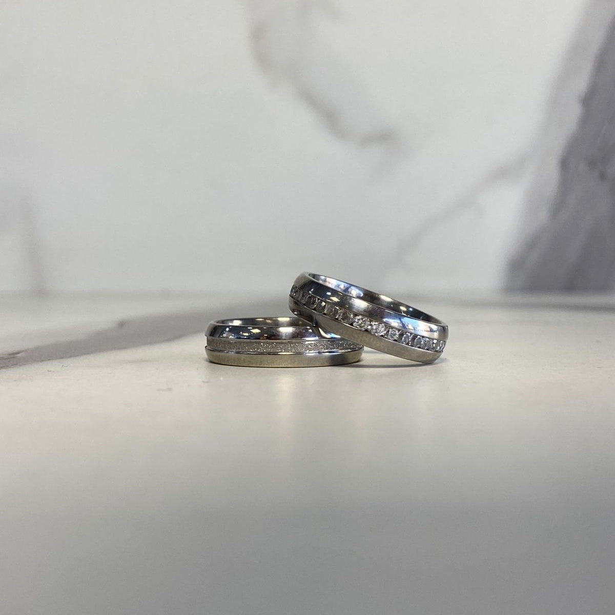 Aliança abaulada fio central cravejado