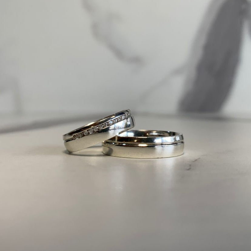 Aliança fio lateral cravejado