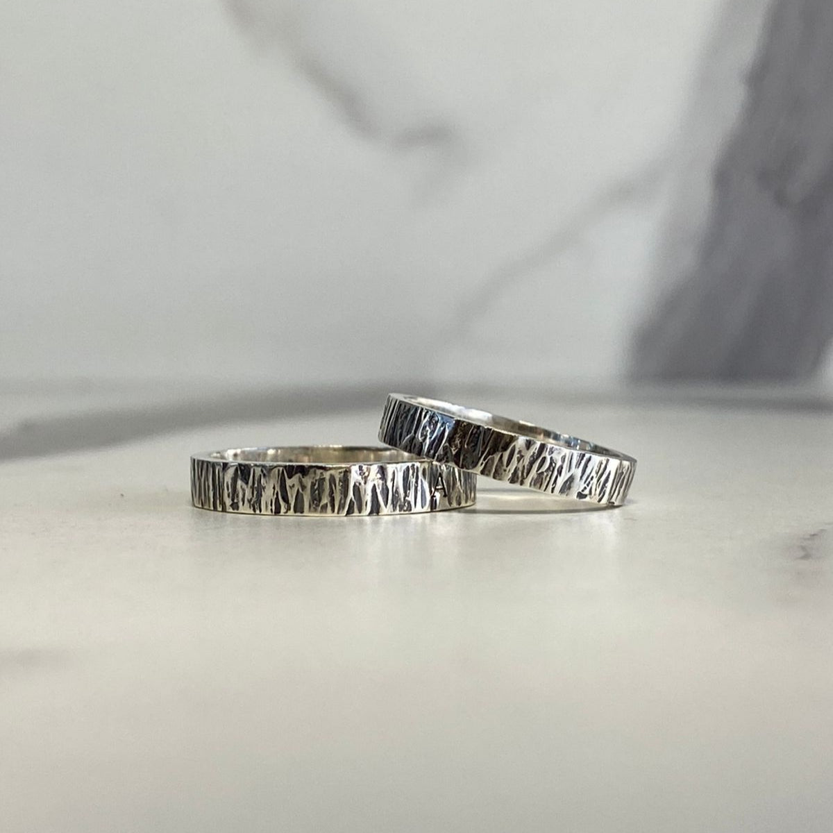 Aliança martelada oxidada