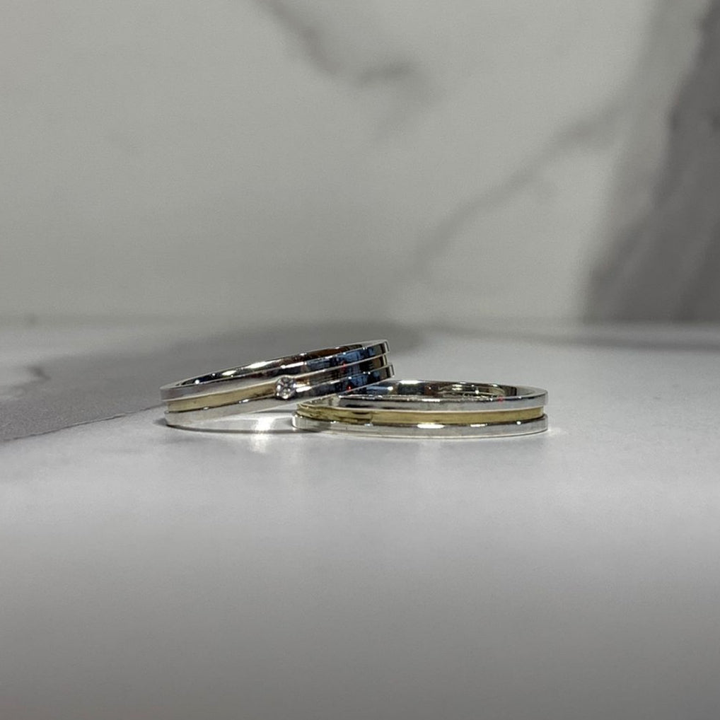 Aliança fio central dourado