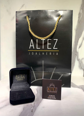 Aliança cravejada