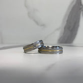 Aliança diamantada fio central dourado