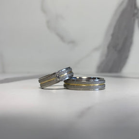 Aliança diamantada fio central dourado