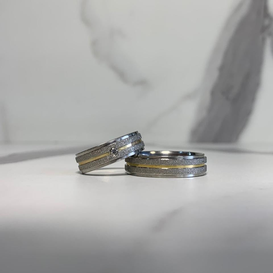 Aliança diamantada fio central dourado