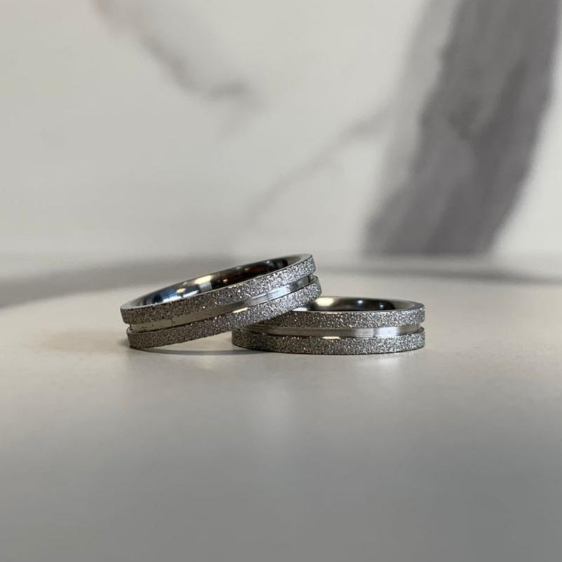 Aliança diamantada fio central